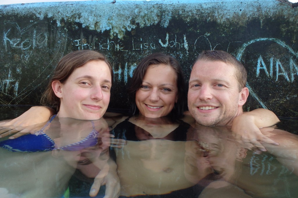 Qui dit piscine non entretenue dit place pour signer son nom sans tout dégrader