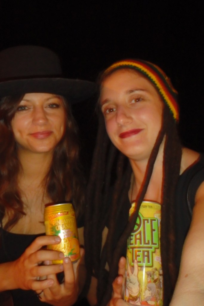 En regardant passer les gens.