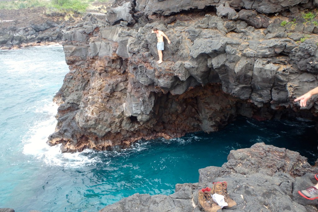 - J'y vais, j'y vais pas... - Allez- vas y, juste là il n'y a pas de cailloux.