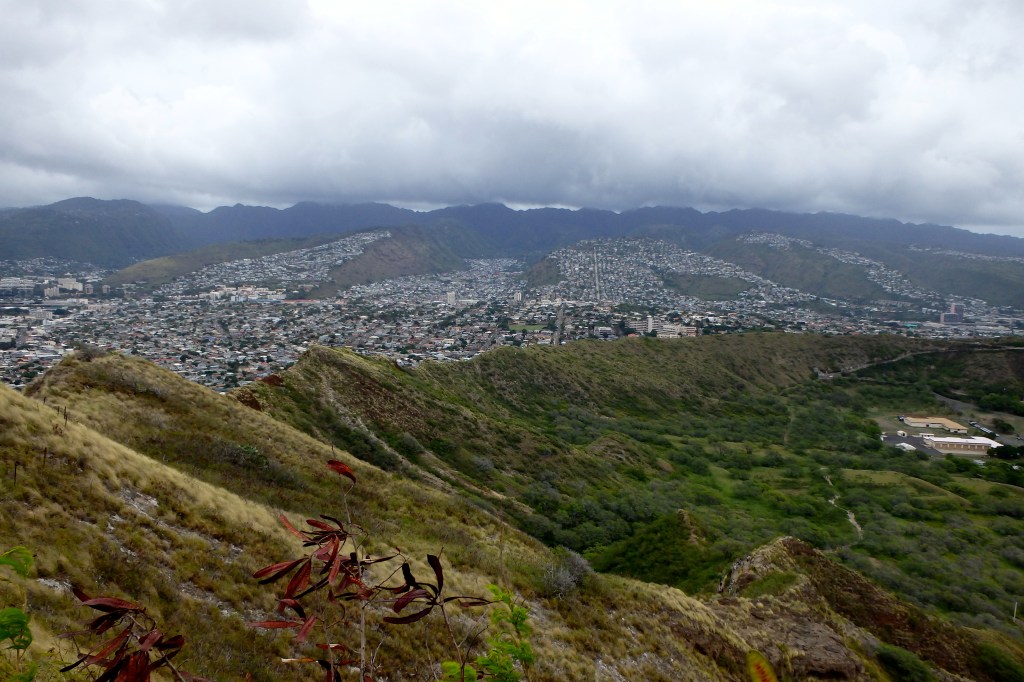 La banlieue d'Honolulu qui s'étale dans les vallées.