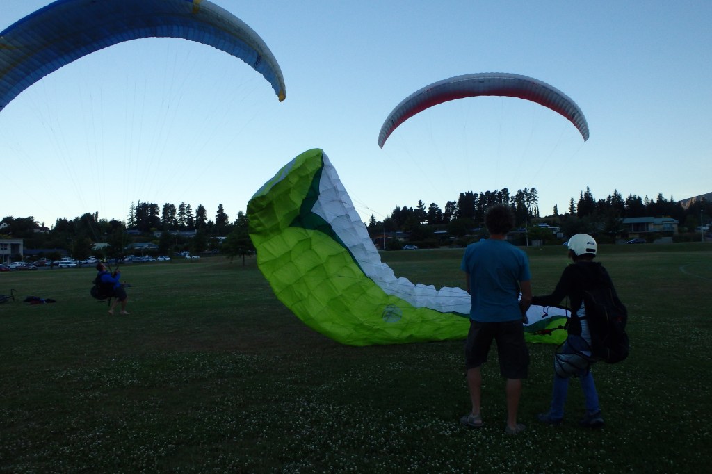 Joël et Glenn s'échauffent pendant que Grey coach Catherine