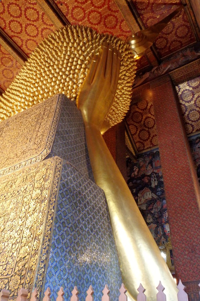 Why doesn't anyone take a picture of the back of the statue?